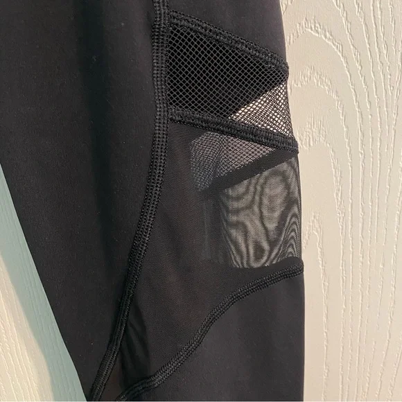 Lululemon Mesh In Motion Crop 23" Luxtreme Leggings with Pockets Size 6 - Picture 5 of 8